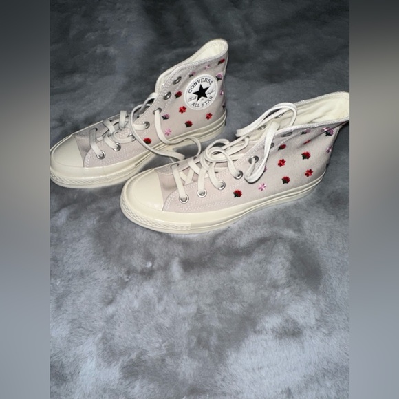 Converse - Picture 2 of 3